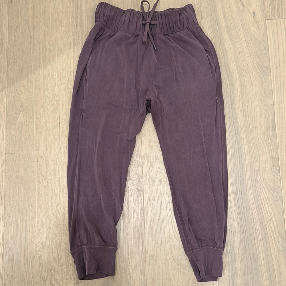 LULULEMON cropped joggers